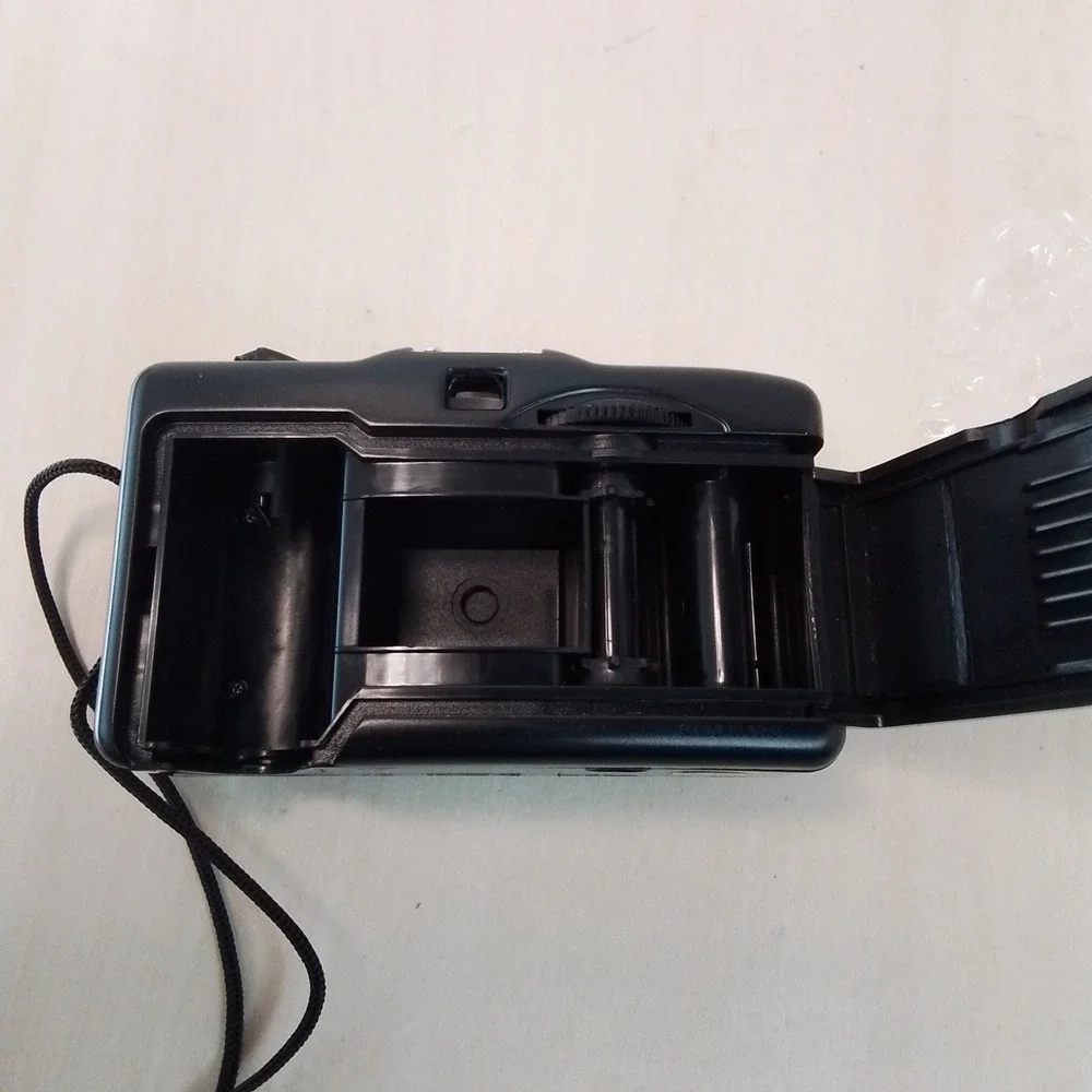 Black‎ 35mm Film Camera SC-911 with Built-in Flash Focus Free Strap